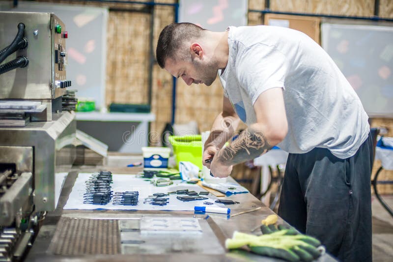 Aimants Pour Réfrigérateur. Technicien Professionnel Fabriquant Un