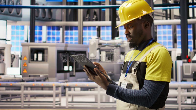 Technicien industriel utilisant une tablette pour implémenter des solutions d'énergie verte banque de vidéos