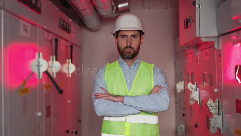 Technicien mâle dans la chambre de standard casque vert. banque de vidéos