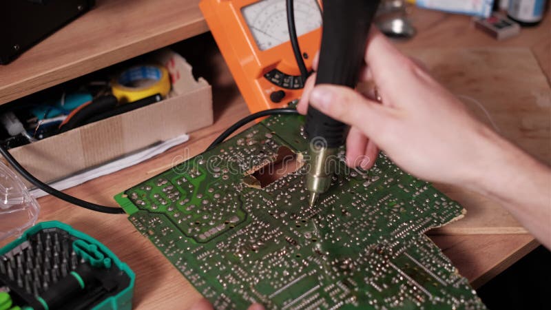 Technicien utilisant une station de travail à air chaud sur carte à circuit vert pcb clips vidéos