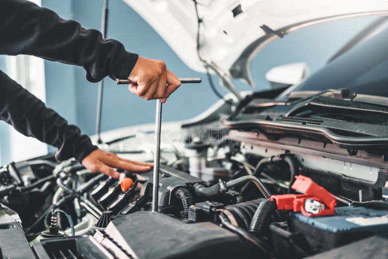 Technicus Hands die van autowerktuigkundige in de autoreparatiedienst en Onderhoudsauto werken royalty-vrije stock foto Technicus Hands die van autowerktuigkundige in de autoreparatiedienst en Onderhoudsauto werken royalty-vrije stock foto