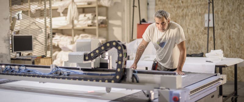 Alvast Om toevlucht te zoeken pastel Technicus Werkt Aan Cnc Digitale Snijmachine Voor Het Snijden Van Textiel  Stock Illustratie - Illustration of lijn, stof: 230166542