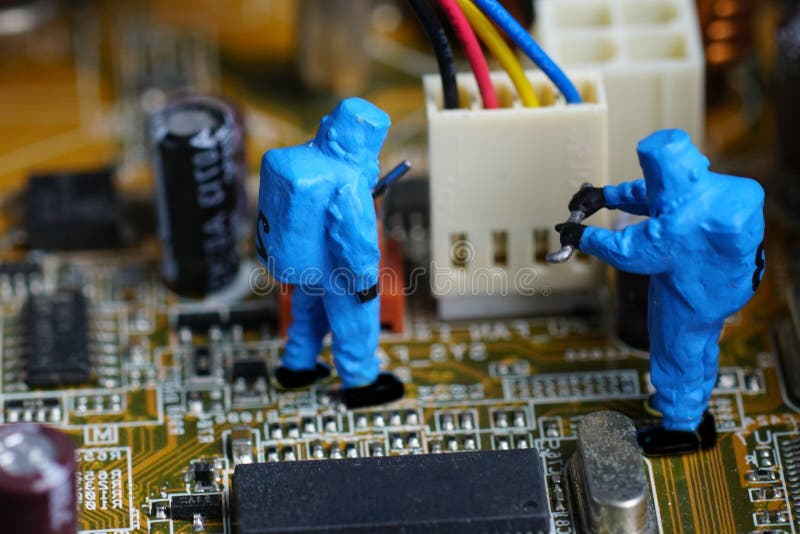 Technicy naprawiają na komputerowym mainboard obrazy stock Technicy naprawiają na komputerowym mainboard obrazy stock
