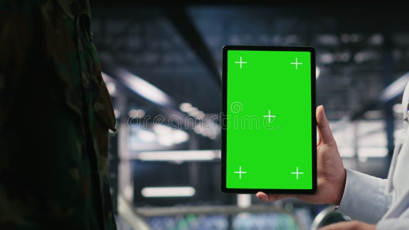 Technicy wojskowi w centrum danych używają tabletu z zielonym ekranem zdjęcie wideo