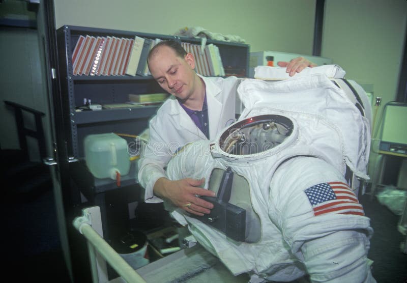 Technik demonstruje $1 milion spacesuit przy przestrzeń obozem, George C Marshall lota kosmicznego centrum, Huntsville, AL fotografia stock Technik demonstruje $1 milion spacesuit przy przestrzeń obozem, George C Marshall lota kosmicznego centrum, Huntsville, AL fotografia stock