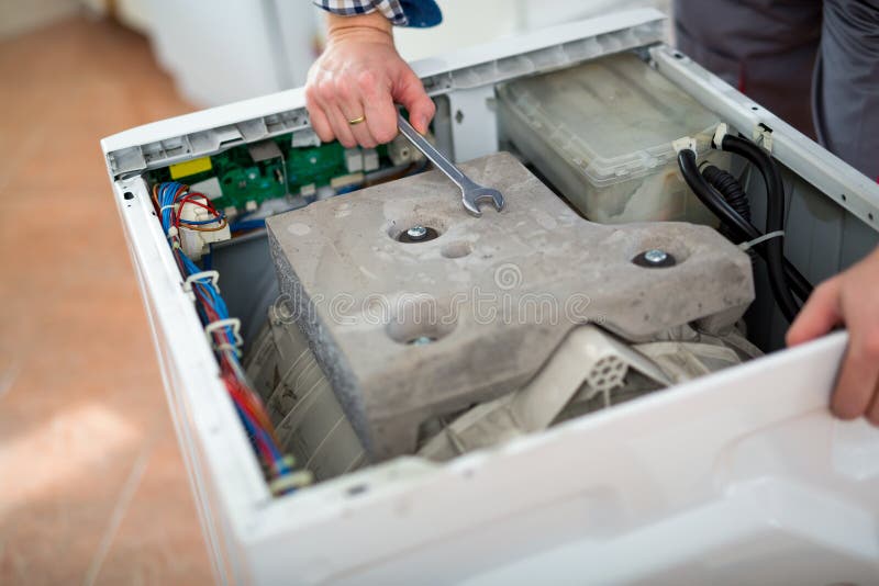 Technik naprawia pralkę zdjęcia stock