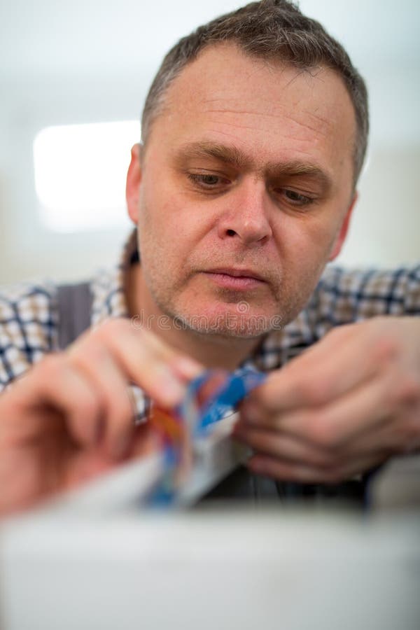 Technik naprawia pralkę obrazy stock