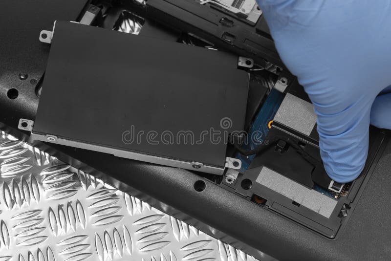 Technik podłączający kabel HDD do komputera przenośnego obraz stock Technik podłączający kabel HDD do komputera przenośnego obraz stock