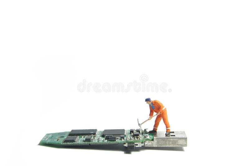 Technika pracownika postaci pozycja na starej usb błysku przejażdżce IT poparcia pojęcie fotografia stock Technika pracownika postaci pozycja na starej usb błysku przejażdżce IT poparcia pojęcie fotografia stock
