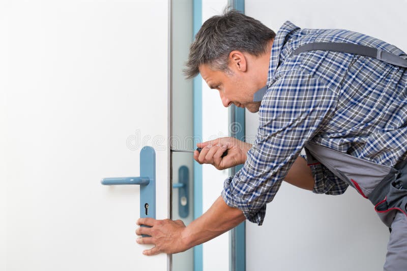 Techniker-Fixing Lock In-Tür mit Schraubenzieher