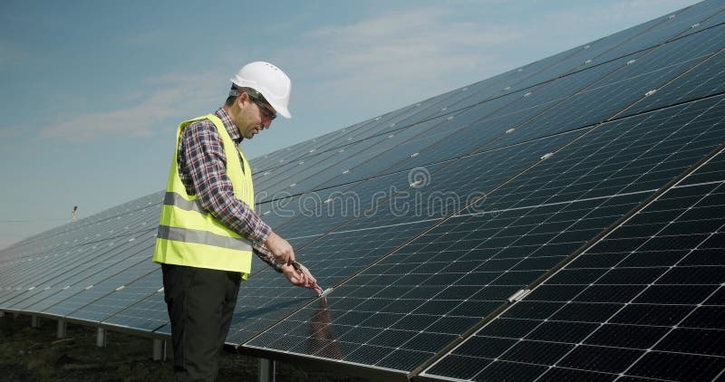 Techniker installiert Solarzellen auf Metallständer. stock footage