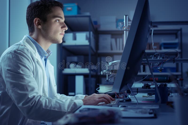 Technikstudent, der im Labor arbeitet lizenzfreies stockfoto Technikstudent, der im Labor arbeitet lizenzfreies stockfoto