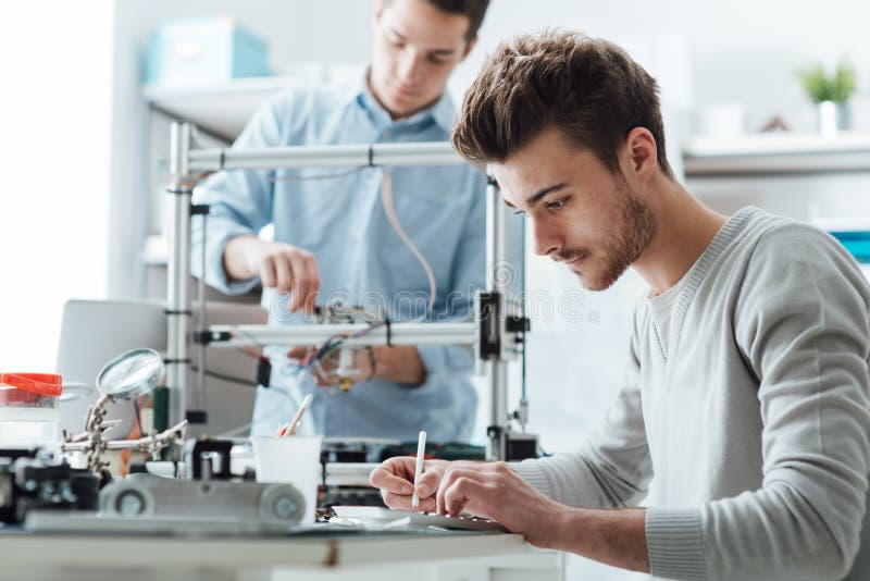 Technikstudenten, die im Labor arbeiten lizenzfreie stockfotografie Technikstudenten, die im Labor arbeiten lizenzfreie stockfotografie