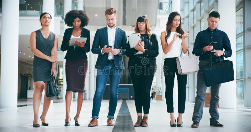 Technologie des gens d'affaires en file et salle d'attente d'entrevue ou d'embauche processus de recrutement et d'opportunité d'em photographie stock libre de droits