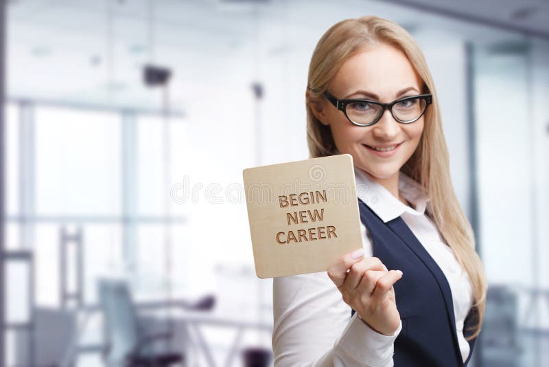 Technologie, Internet, affaires et vente Jeune femme d'affaires écrivant le mot : commencez la nouvelle carrière images stock Technologie, Internet, affaires et vente Jeune femme d'affaires écrivant le mot : commencez la nouvelle carrière images stock