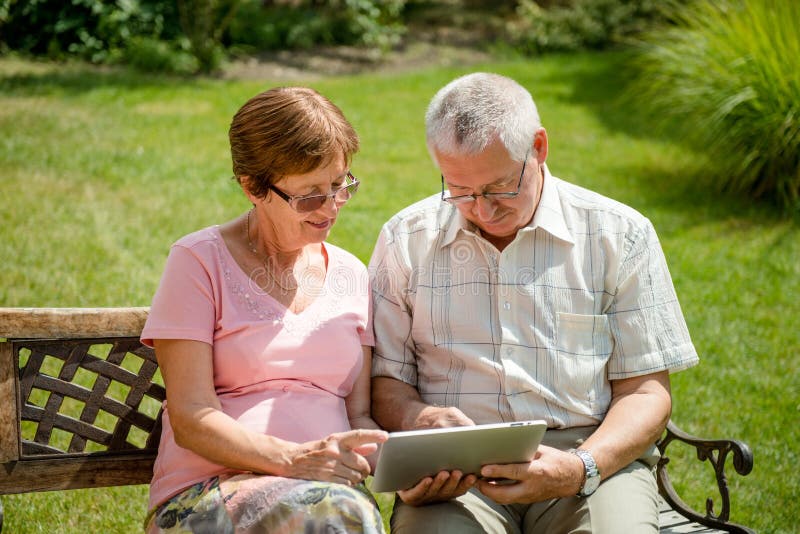 La technologie moderne à tout âge image libre de droits