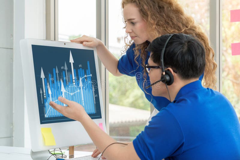Technologie zur Analyse von visuellen Geschäftsdaten durch kreative Computersoftware. Konzept digitaler Daten für die Marktanalyse und die Investitionsentscheidung.