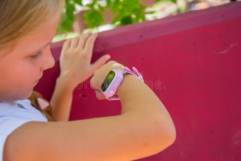 Technologies Modernes Pour Les Enfants Une écolière Utilisant Sa