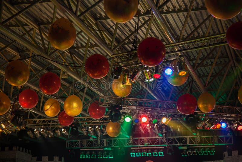 Techo adornado con los globos foto de archivo Techo adornado con los globos foto de archivo