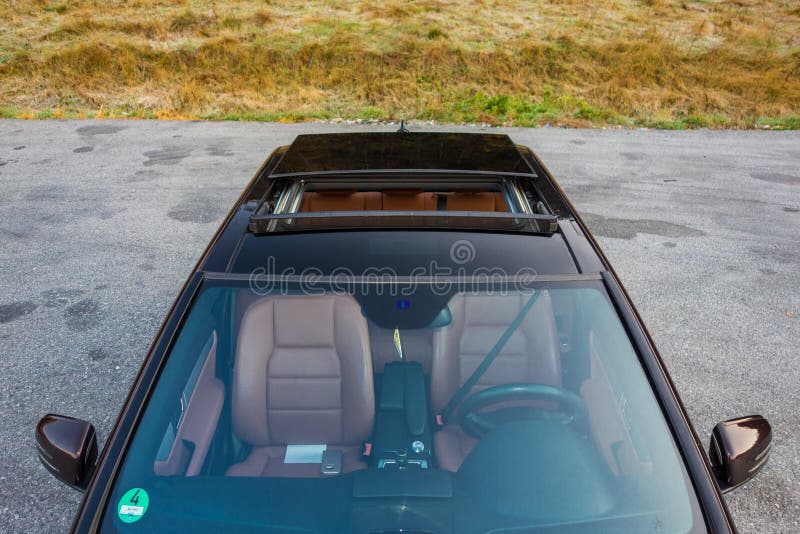 Techo corredizo automotriz del xxl del sedán lujoso alemán, interiores ornamentos rojo/del marrón, cromados de cuero, coche indiv imágenes de archivo libres de regalías Techo corredizo automotriz del xxl del sedán lujoso alemán, interiores ornamentos rojo/del marrón, cromados de cuero, coche indiv imágenes de archivo libres de regalías