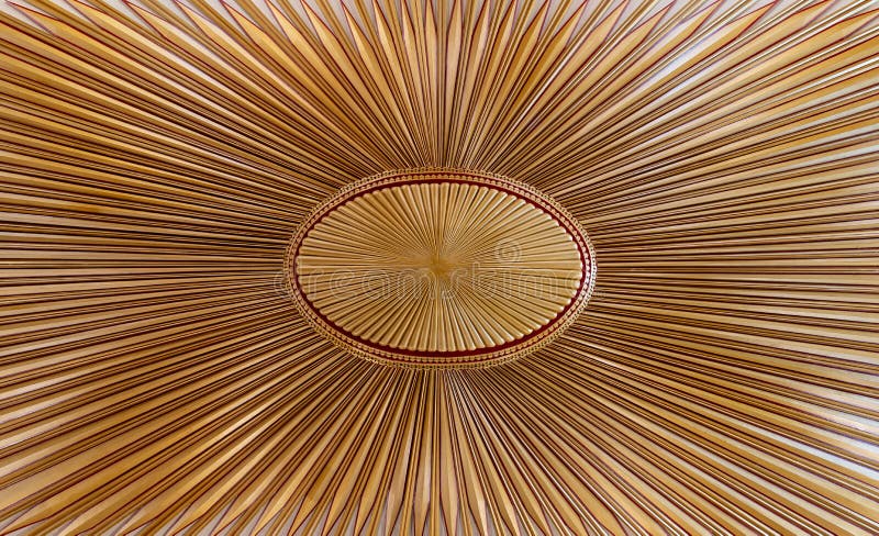 Techo de madera de oro adornado con el diseño basado en la bandera vieja del imperio otomano foto de archivo libre de regalías Techo de madera de oro adornado con el diseño basado en la bandera vieja del imperio otomano foto de archivo libre de regalías