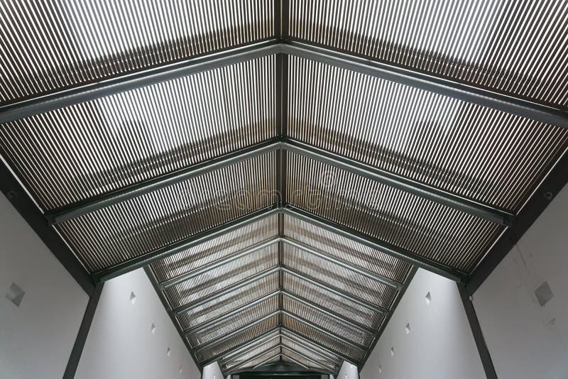 Puerta acanalada del metal foto de archivo. Imagen de detalle - 87321886