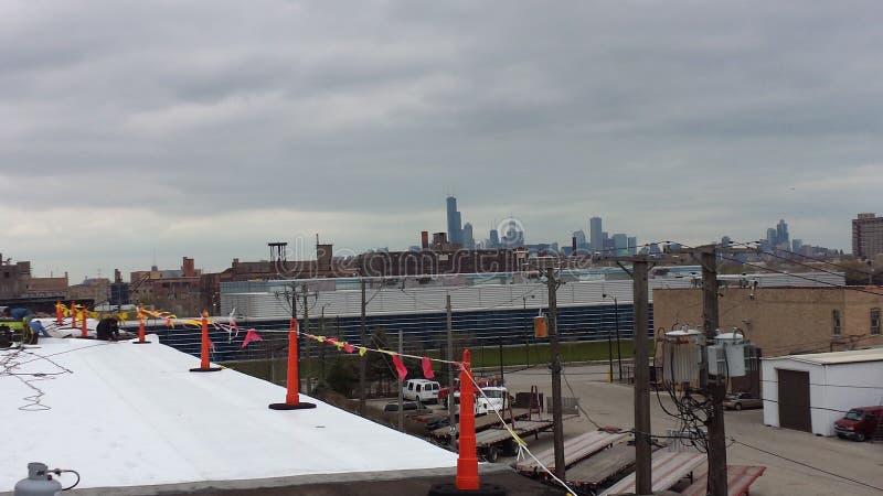 Techumbre plana comercial y reparaciones de TPO, fondo del horizonte de Chicago