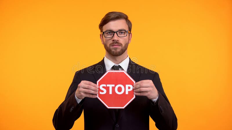 Tecken f?r manvisningstopp och att r?sta mot loppet och genusdiskriminering p? arbete royaltyfri fotografi Tecken f?r manvisningstopp och att r?sta mot loppet och genusdiskriminering p? arbete royaltyfri fotografi