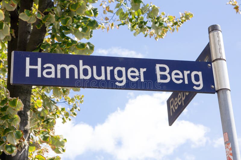 Tecken för hamburgareBerggata fotografering för bildbyråer Tecken för hamburgareBerggata fotografering för bildbyråer