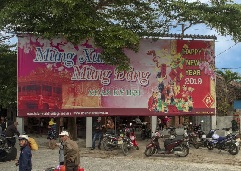 Tecken för lyckligt nytt år 2019 längs vägen från Hoi An till Da Nang, Vietnam royaltyfri bild Tecken för lyckligt nytt år 2019 längs vägen från Hoi An till Da Nang, Vietnam royaltyfri bild
