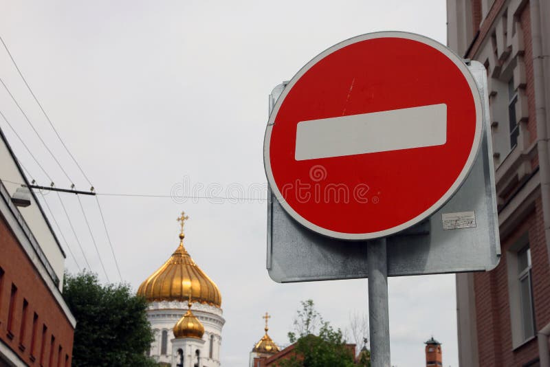 Tecken för stopp för väg för metallrunda rött med det vita bandet i bakgrunden av Golden Dome av den ortodoxa kyrkan royaltyfri foto Tecken för stopp för väg för metallrunda rött med det vita bandet i bakgrunden av Golden Dome av den ortodoxa kyrkan royaltyfri foto