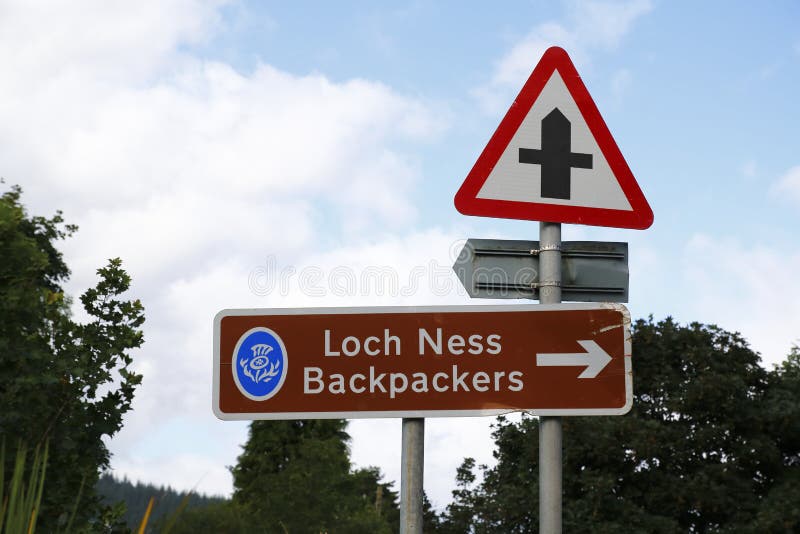 Tecken med hLoch Ness med inskriften: `-FjordNess Backpackers `, arkivfoto Tecken med hLoch Ness med inskriften: `-FjordNess Backpackers `, arkivfoto