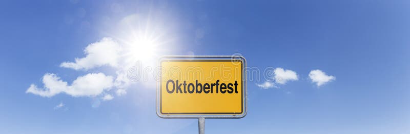 Tecken Oktoberfest i blå himmel royaltyfri bild Tecken Oktoberfest i blå himmel royaltyfri bild