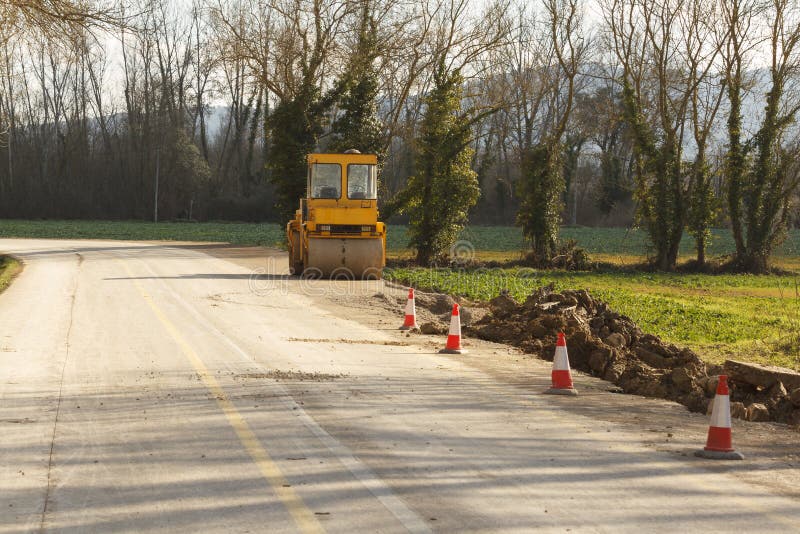 Tecken på roadworks och compactorasfalt arkivfoton Tecken på roadworks och compactorasfalt arkivfoton