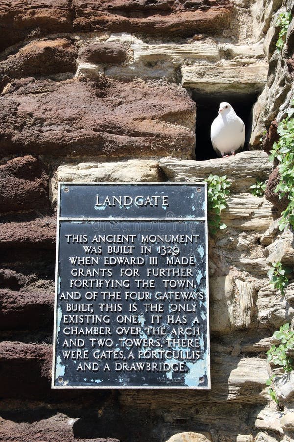 Tecken på väggen på den Landgate bågen i råg East Sussex, England arkivbilder Tecken på väggen på den Landgate bågen i råg East Sussex, England arkivbilder