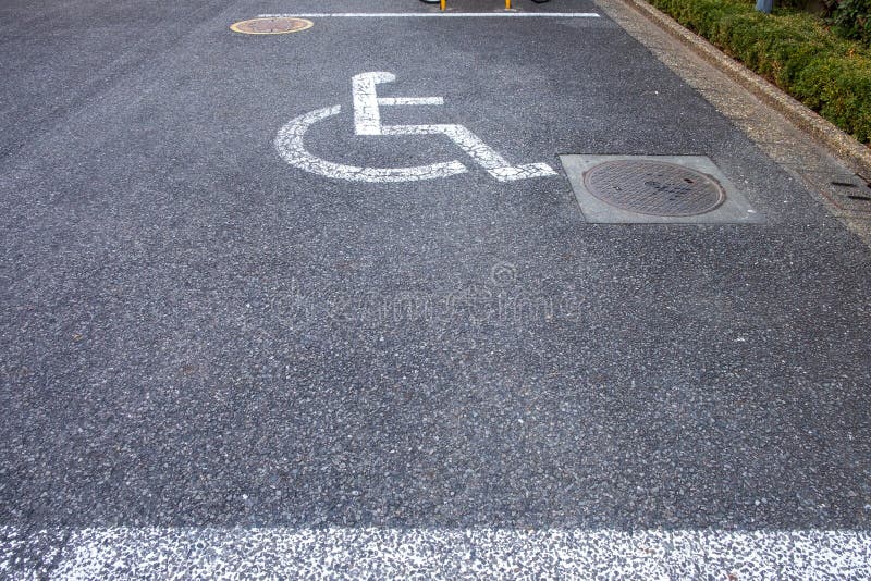 Tecknet på gatan indikerar parkeringsplatsen för handikappade personer royaltyfria foton Tecknet på gatan indikerar parkeringsplatsen för handikappade personer royaltyfria foton
