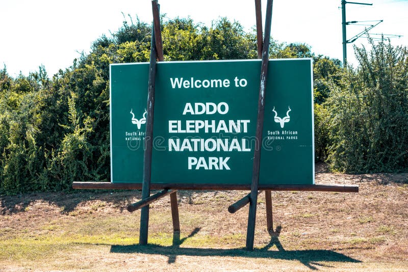 Tecknet vid porten till nationalparken Addo Elephant, nära Port Elizabeth, South africa arkivfoto