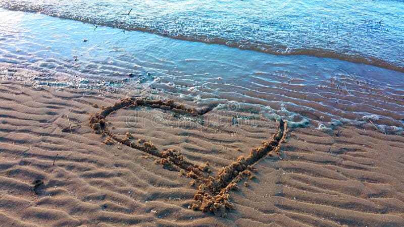 Teckningshjärta på sanden
