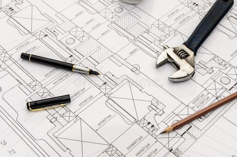 Tecla ajustable, pluma y lápiz en el fondo del plano