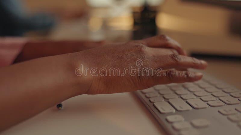 Teclado de manos y mujeres negras trabajando horas extra en búsqueda web en pc o escribiendo correo electrónico en computadora