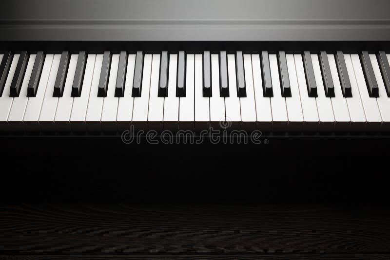Teclado de piano en la tabla de madera