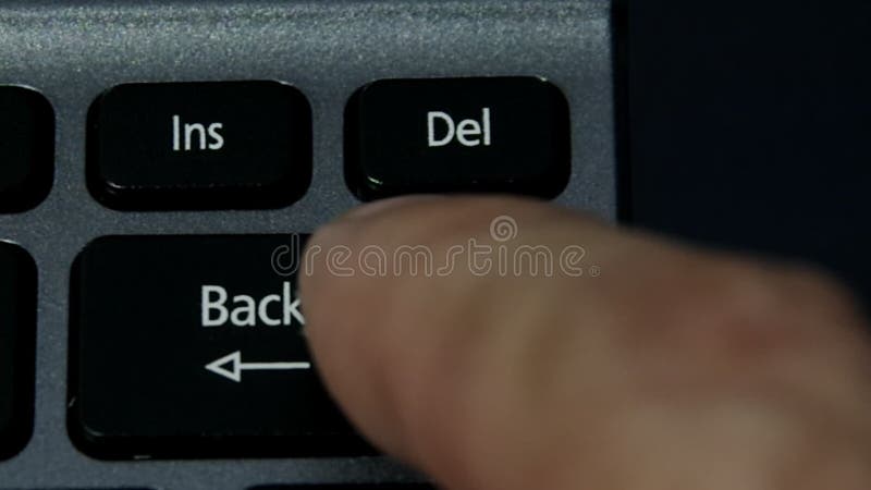 Teclado del teclado del ordenador portátil pulsando el dedo del hombre