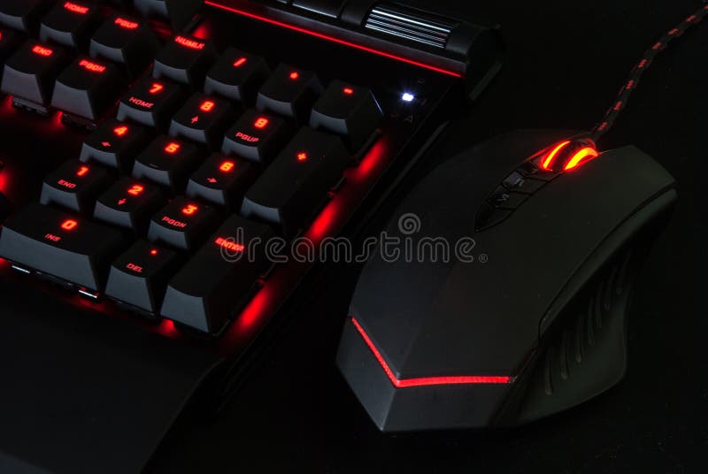 Teclado Do Jogo Com O Roxo Conduzido Foto de Stock - Imagem de