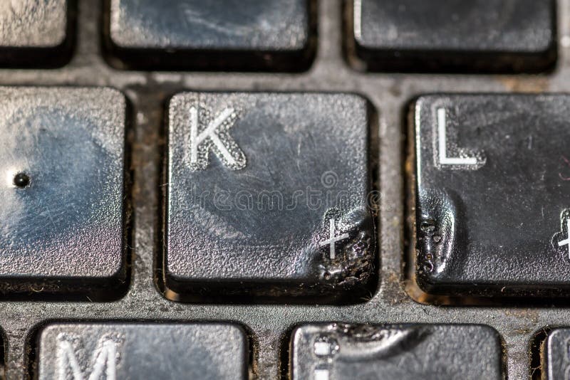 Teclado magro preto sujo do portátil ou do computador de secretária com chaves plásticas derretidas das queimaduras de cigarro pe foto de stock Teclado magro preto sujo do portátil ou do computador de secretária com chaves plásticas derretidas das queimaduras de cigarro pe foto de stock