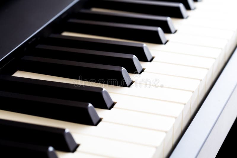 Teclas de piano pretas e brancas. foto de stock royalty free