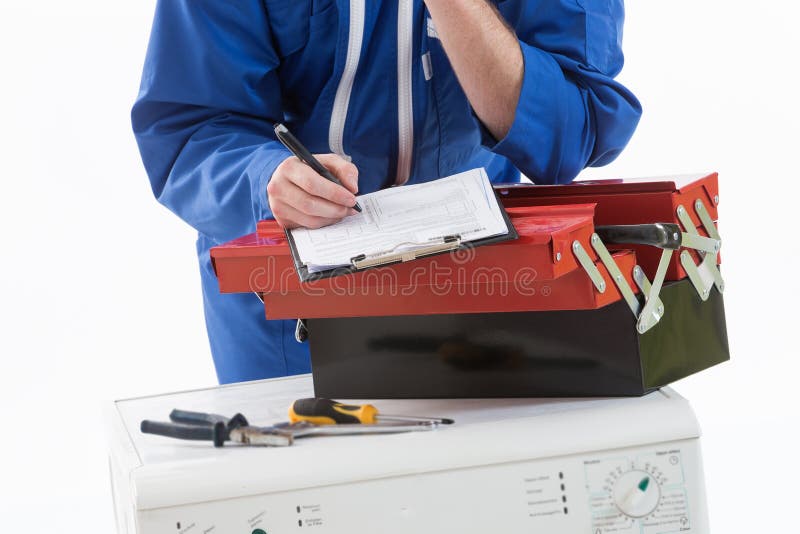 Tecnician fixant une machine à laver photographie stock libre de droits Tecnician fixant une machine à laver photographie stock libre de droits