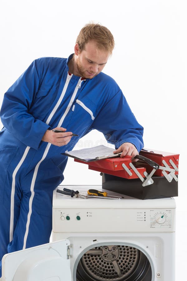 Tecnician załatwia pralkę zdjęcia stock