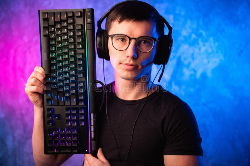 Tecnologia, Cyberspace, programação e conceito dos povos - homem do hacker nos auriculares e nos monóculos com o teclado sobre o imagens de stock Tecnologia, Cyberspace, programação e conceito dos povos - homem do hacker nos auriculares e nos monóculos com o teclado sobre o imagens de stock