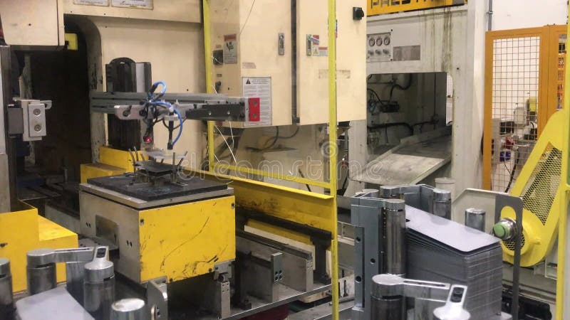 Tecnologia de fábrica. produção de aço metálico com máquina robótica em fábrica automotiva. tecnologia da indústria. mac industria