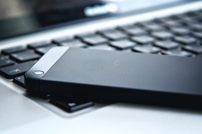 Tecnologia del dispositivo. tastiera del computer portatile e del telefono